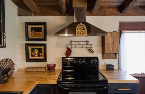 Hendersonville Cabin | Log Cabin owned by Johnny Cash approx. 30 mins to downtown Nashville. Sleeps 6