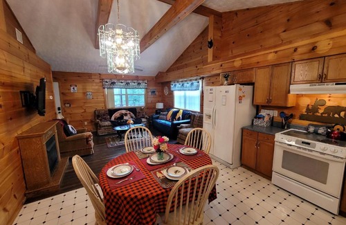 Gatlinburg - Pigeon Forge House | LOWEST PRICES OF THE YEAR Enjoy the Smoky Mountains AN ENTIRE HOME Sleeps 10 Pet friendly