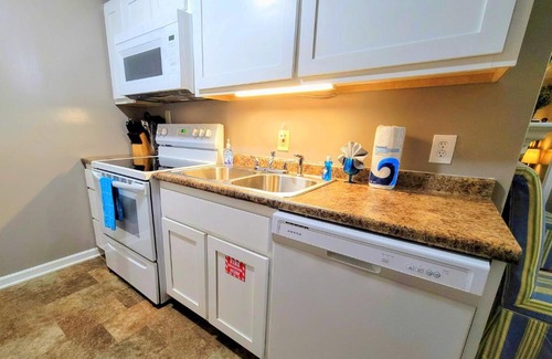 Gatlinburg Apartment | LOWEST PRICES OF THE YEAR Downtown Gatlinburg Suite, Close to everything, FREE HIGH SPEED WIFI, Private balcony, Pool, Hot Tub, sleeps 8