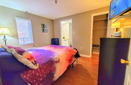 Gatlinburg Apartment | LOWEST PRICES OF THE YEAR Downtown Gatlinburg Suite, Close to everything, FREE HIGH SPEED WIFI, Private balcony, Pool, Hot Tub, sleeps 8