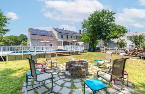 Bowie House | Lrge 5 BR 9 Beds Near DC-Pool, Hot Tub, Gym, Game Rm, Fire Pit