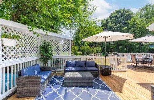 Bowie House | Lrge 5 BR 9 Beds Near DC-Pool, Hot Tub, Gym, Game Rm, Fire Pit