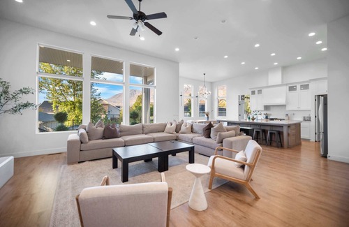 Lindon House | Luxe Family Retreat with Private Pickleball a Large Swim Spa indoor Movie Theatr