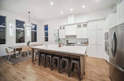 Lindon House | Luxe Family Retreat with Private Pickleball a Large Swim Spa indoor Movie Theatr