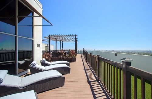 Hollywood Apartment | Luxe Studio in Full Service Hollywood Building