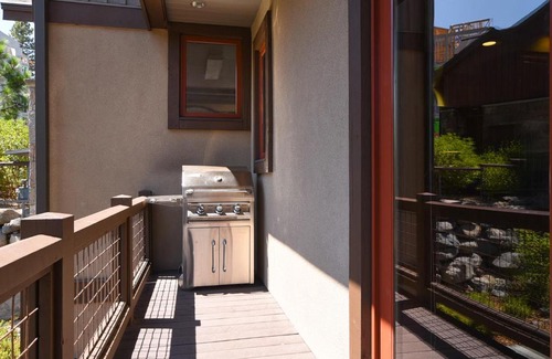 Truckee House | Luxury 4BD Townhome at Village at Northstar - Village Walk 37