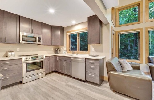 Boyne Falls Condo | Luxury 5bd/5bth Condo, Walk to the Boyne Ski Lifts and Lodge!