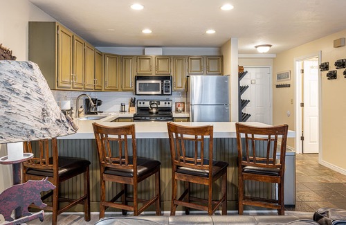 North Park City Condo | Luxury Condo Steps to Park City Mountain Resort! Heated Pool & Hot Tub -Snowblaze 309