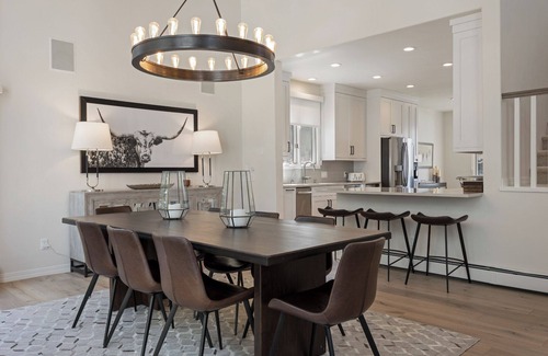 Edwards House | Luxury Home - Walk to Arrow Bahn Lift - 6-Bedrooms with 4 Kings + Game Room