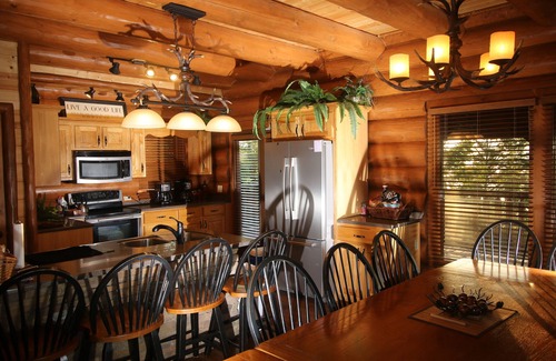 Pigeon Forge Cabin | Majestic Mountaintop Retreat- Breathtaking Views, Luxury Lodge over Pigeon Forge