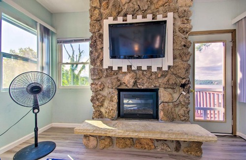 Lake Ozark Apartment | Marvelous Lakefront Condo with Deck and Grill!