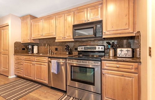 Vail House | Minutes From Vail Village & Golden Peak - Free Shuttle - Private Hot Tub & Sauna
