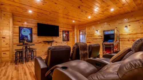 Gatlinburg - Pigeon Forge House | Misty Mountain by AvantStay Hot Tub Mountain Views Theater Pool Table