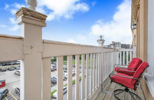 Faubourg Lafayette Apartment | Modern 4BR Penthouse in Downtown by Hosteeva