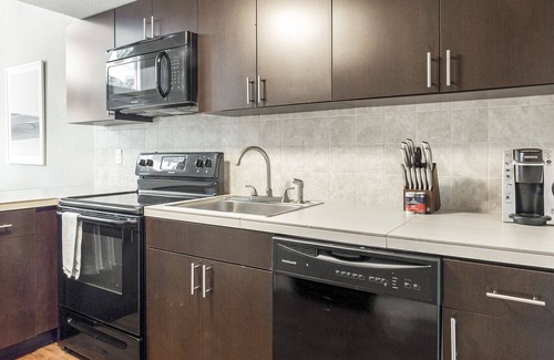 Longmont Apartment | Modern Apartment in Prime Location (ID6199X15)