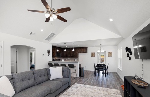 Spring Branch House | *Monthly Stays* Workspace, King bed, Boat parking!
