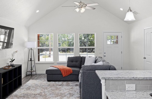 Spring Branch House | *Monthly Stays* Workspace, King bed, Boat parking!