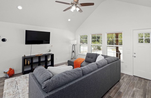 Spring Branch House | *Monthly Stays* Workspace, King bed, Boat parking!
