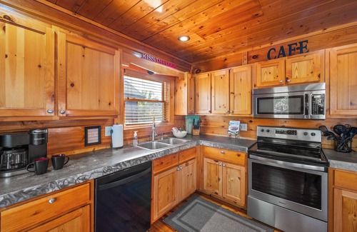 Sevierville Cabin | Mountain Paradise Awaits: A Luxurious Escape Packed with Comfort, Fun & Serenity