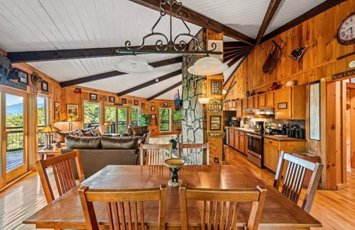 Chalet Village Cabin | MtnViews » large hot tub » pool table » 2 king, 2 queen beds (Le Rendezvous)