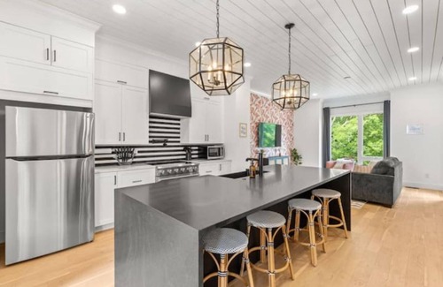 Hope Gardens House | Music City Townhome, Skyline View From Rooftop, Perfect For Longer Stays