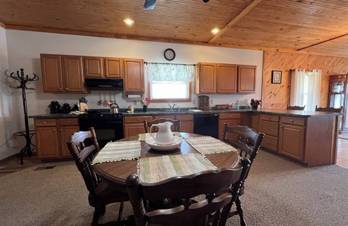 Jonesboro Bed & Breakfast | Nanny's Place- Cozy Porchview Getaway B&B by Shawnee Hills Wine Trail and Parks