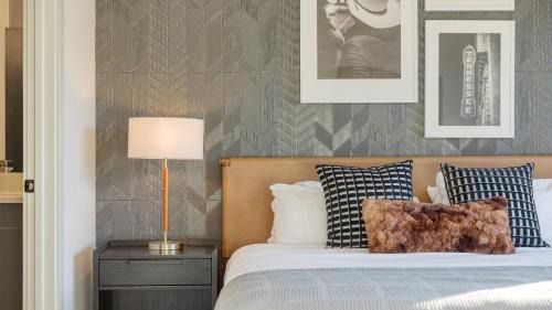 West End House | New Modern 2BDR in Walkable Midtown w Gym Pool Honkey-Tonk by AvantStay