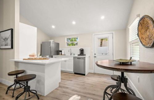 Courier City - Oscawana House | NEW! SoHo Suite, Steps to S Howard Ave