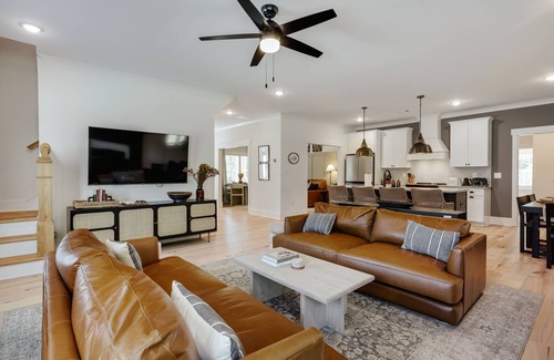 Watkinsville House | Newly Built 5 BR, 6 Miles to UGA, Fire Pit, Sauna, Game Room.
