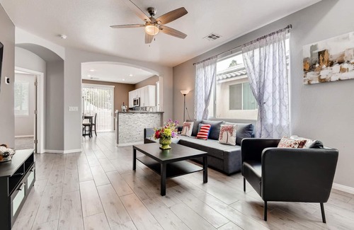 Spring Valley House | newly remodel entire house , 13 minutes to strip and CC and close to malls
