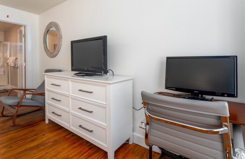 Chelan Condo | Newly Remodeled! Sunny Days B302 at Park Pointe with community pool.