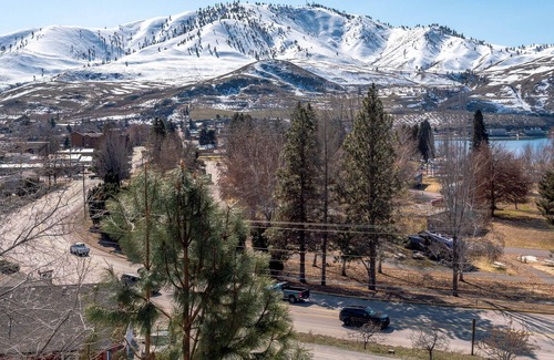 Chelan Condo | Newly Remodeled! Sunny Days B302 at Park Pointe with community pool.