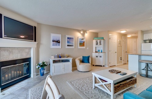 Rockaway Beach Condo | Oceanfront condo with a full kitchen, balcony, & sweeping sea views