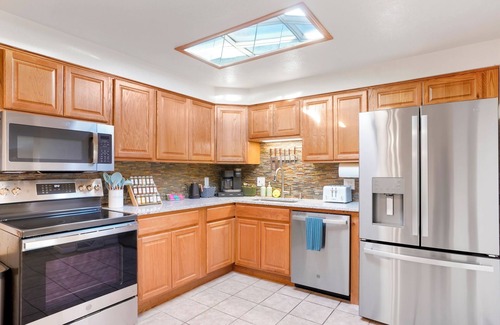 Denver House | Olde Town Arvada Cowboy Den, 420 Hot Tub, Bball, Firepit & Bar!