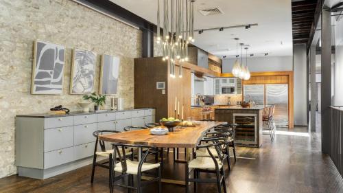 Downtown Austin House | Paramount Place by AvantStay 4 Story Apartment in Heart of Austin w Movie Theatre
