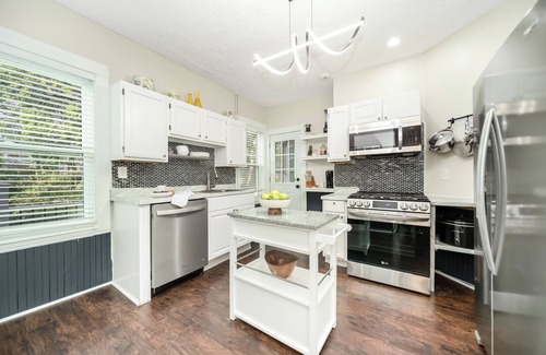 Meeting House Hill House | Perfect for large group 10 beds 4.6 mi to Downtown steps to T 5BD/2Bth