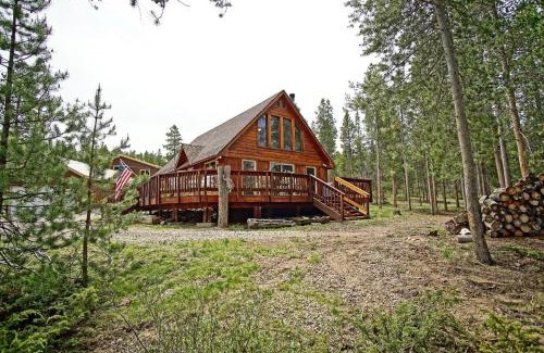 Granby House | Pet Friendly, Firepit, Wrap around Porch, Close to Lake Granby and Highland Marina