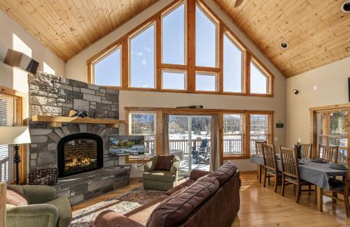 Plain House | Peterson Acres by NW Comfy Cabins