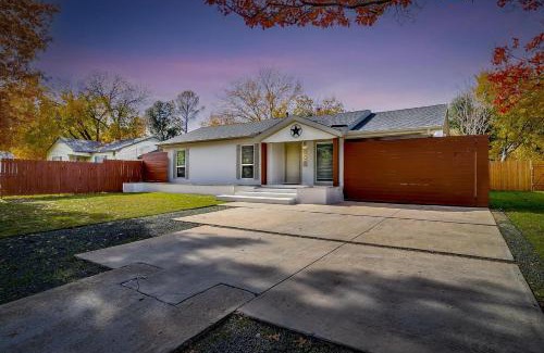Central Arlington House | Pickleball Court - Walk to AT&T Stadium, Globe Life, Six Flags, Texas Live! & more