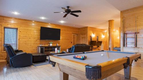 Pittman Center House | Pinnacle Chalet by AvantStay Luxury Cabin w Panoramic Views Fireplace Game Room