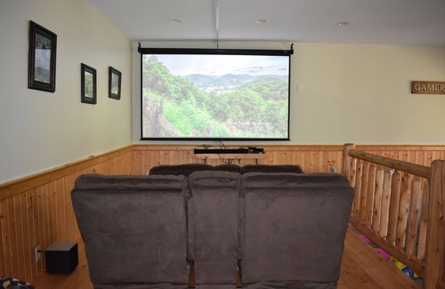 Pigeon Forge Cabin | Pool in back! -2x King Suites -120in Projection -Pool Table -HotTub -Easy Access