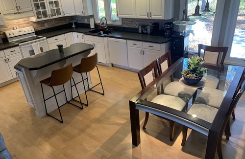 Franklin House | Private Hilltop Wooded Setting-Book now for a 15% weekly discount!