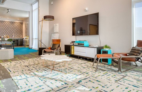 River North Art District Apartment | Rad RiNo Studio w/ Gym, Roof Deck, in Brewery District, by Blueground