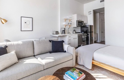 River North Art District Apartment | Rad RiNo Studio w/ Gym, Roof Deck, in Brewery District, by Blueground