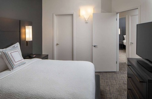 Arts/Warehouse District Hotel | Relax and Recharge! TWO Pet-friendly Suites with Free Breakfast, Swimming Pool!