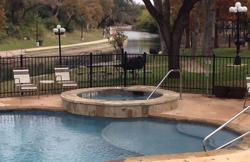 New Braunfels Condo | Riverfront Flotation Fun near the Tube Chute 1 Br Condo 3 min from Schlitterbahn