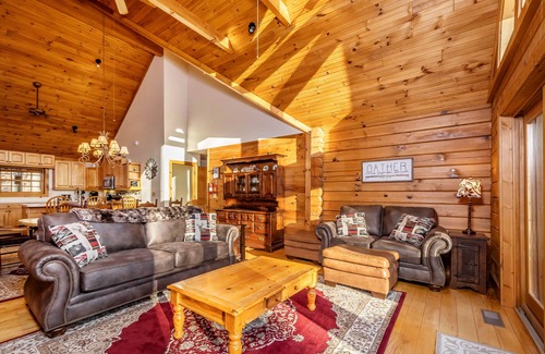 McHenry House | Rock Lodge Cabin | Fire Pit, Expansive Deck!