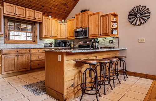 McHenry House | Rock Lodge Cabin | Fire Pit, Expansive Deck!