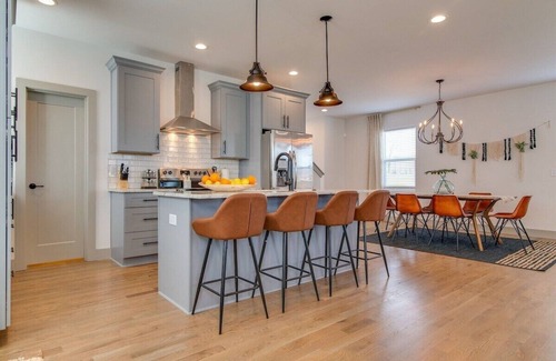 Hope Gardens House | Rooftop Fire Pit | 2 mi to Brdwy | Modern Vibes