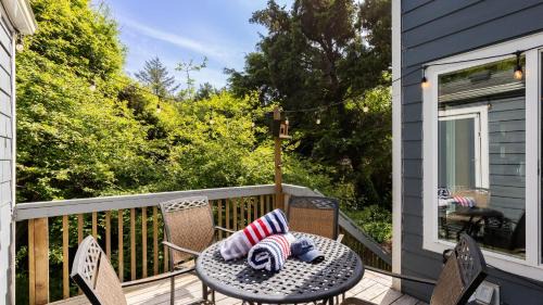 Arch Cape House | Royal Canoe by AvantStay Walk to the Shore Private Yard